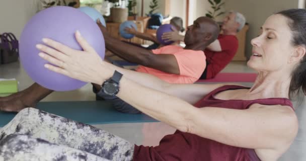Diverse Senioren Die Bälle Der Hand Halten Trainieren Mit Pilates — Stockvideo