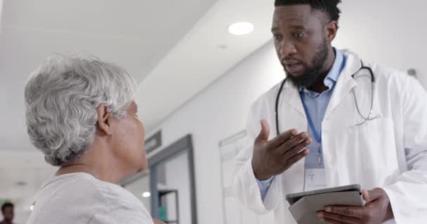 Olika Allvarliga Manliga Läkare Med Tablett Talar Med Äldre Patient — Stockvideo