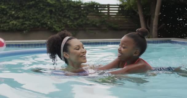 Feliz Madre Afroamericana Hija Pasando Tiempo Juntas Casa Cámara Lenta — Vídeo de stock