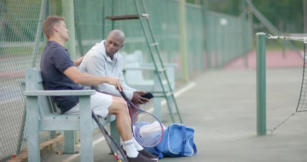 Mutlu Erkek Arkadaşlar Bankta Oturup Tenis Kortunda Konuşuyorlar Ağır Çekimde — Stok video