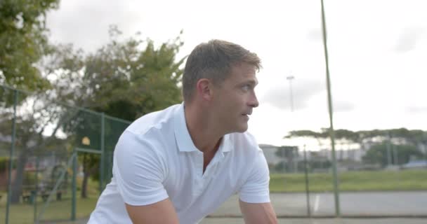 Blanke Mannelijke Tennisspeler Serveert Bal Tennisbaan Slow Motion Sport Concurrentie — Stockvideo