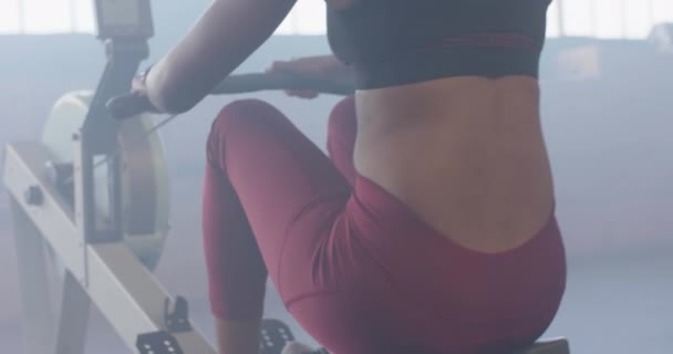 Rückansicht Einer Afrikanisch Amerikanischen Frau Die Fitnessstudio Auf Einem Rudergerät — Stockvideo