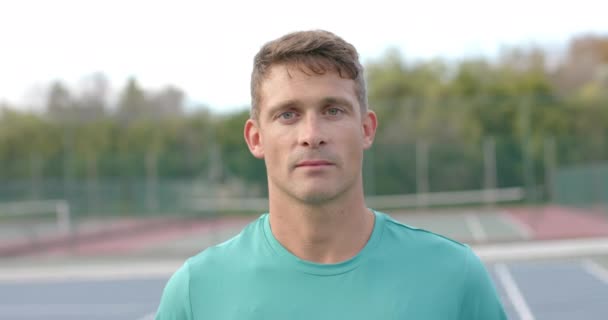 Retrato Feliz Caucasiano Jogador Tênis Masculino Segurando Raquete Bola Quadra — Vídeo de Stock
