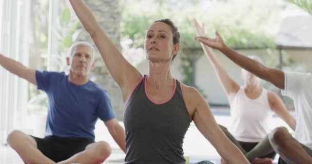 Konzentrierte Senioren Trainieren Pilates Kurs Mit Trainerin Unverändert Zeitlupe Bewegung — Stockvideo