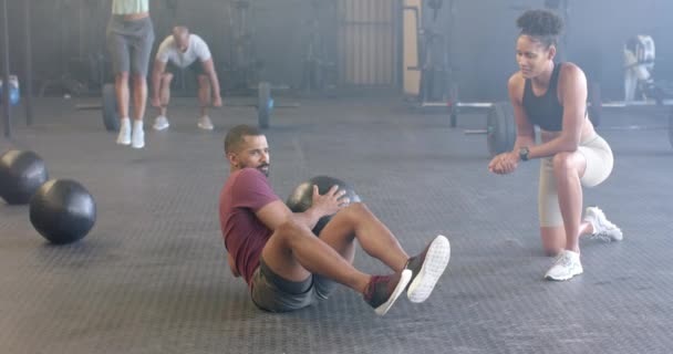 Treinadora Feminina Diversa Motivando Determinado Homem Exercitar Com Bola Medicina — Vídeo de Stock