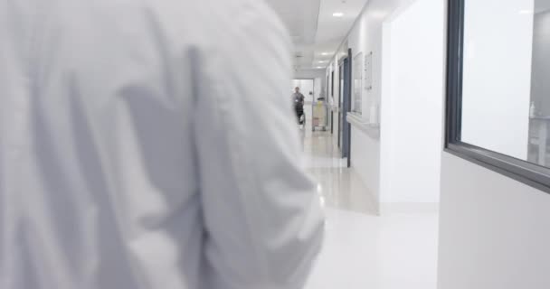 Sérieux Divers Médecins Masculins Parlant Infirmière Avec Fauteuil Roulant Ralenti — Video