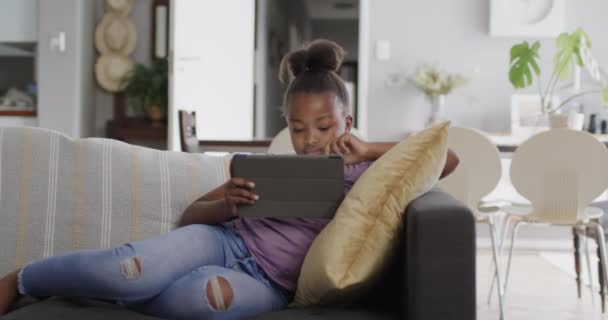 Африканська Американська Дівчинка Сидить Дивані Користується Планшетом Повільно Рухаючись Життя — стокове відео