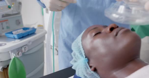 Śpiąca Afrikańska Pacjentka Maską Tlenową Podczas Operacji Zwolnionym Tempie Niezmieniona — Wideo stockowe
