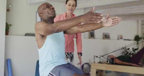 Senior Afrikanisch Amerikanischer Mann Pilates Kurs Mit Trainerin Unverändert Zeitlupe — Stockvideo
