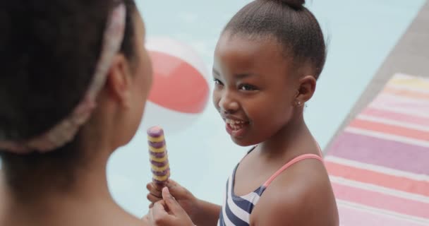Bonne Mère Afro Américaine Fille Mangeant Crème Glacée Près Piscine — Video
