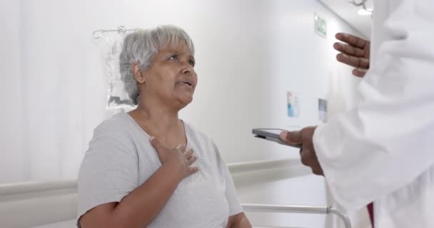 Allvarligt Olika Manliga Läkare Med Tablett Talar Med Äldre Patient — Stockvideo