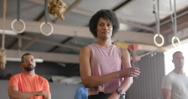 Spor Salonunda Ağır Çekimde Ayakta Duran Kollarını Kavuşturan Çeşitli Kadın — Stok video