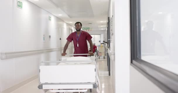 Σοβαρός Αφροαμερικανός Νοσοκόμος Που Περπατάει Κρεβάτι Του Νοσοκομείου Αργή Κίνηση — Αρχείο Βίντεο