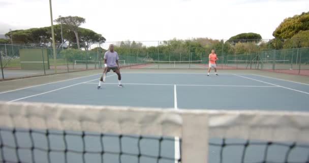 Farklı Erkek Arkadaş Açık Sahada Ağır Çekimde Ikili Top Oynuyorlar — Stok video
