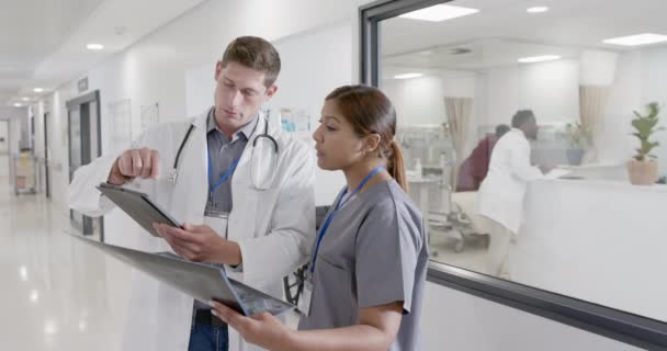 Umtriebige Ärztin Und Krankenschwester Mit Röntgen Und Tablette Zeitlupe Sprechend — Stockvideo