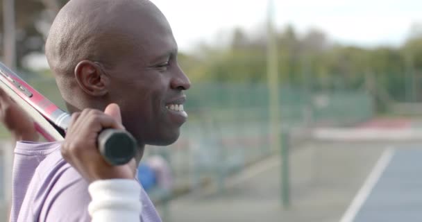 Retrato Feliz Jogador Tênis Afro Americano Segurando Raquete Quadra Livre — Vídeo de Stock