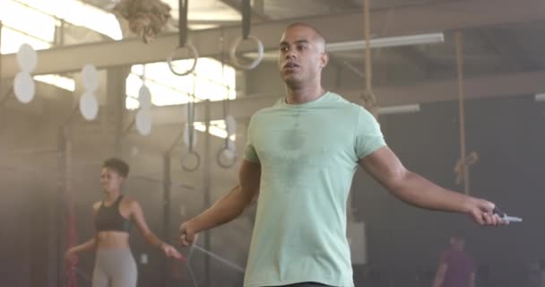Різноманітні Тренування Чоловіка Жінки Спортзалі Стрибають Мотузкою Повільному Русі Здоровий — стокове відео