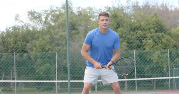 Beyaz Tenli Erkek Tenisçi Ağır Çekimde Tenis Kortuna Geri Dönüyor — Stok video