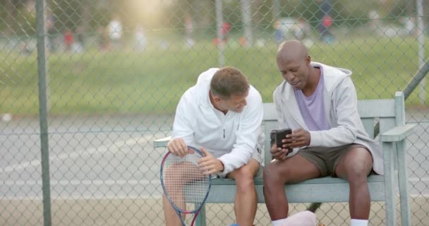 Gelukkig Diverse Mannelijke Vrienden Kijken Naar Smartphone Bank Tennisbaan Slow — Stockvideo