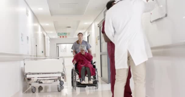 Diverse Vrouwelijke Verpleegkundige Lopen Met Senior Patiënt Rolstoel Slow Motion — Stockvideo