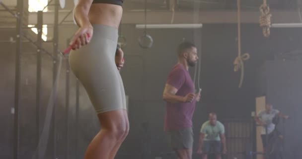 Mångsidig Man Och Kvinna Träning Gym Hoppa Rep Slow Motion — Stockvideo