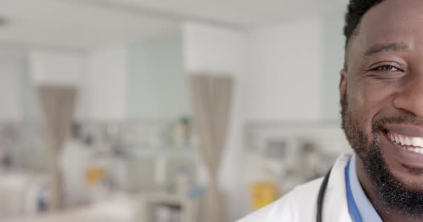 Незмінений Портрет Щасливого Африканського Лікаря Чоловічої Статі Стетоскопом Який Дивиться — стокове відео