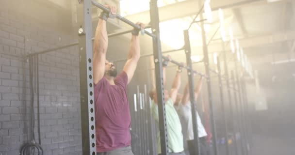 不同的男子团体健身班训练在健身房做拉力赛 动作缓慢 健康的生活方式 交叉训练 力量和锻炼 — 图库视频影像