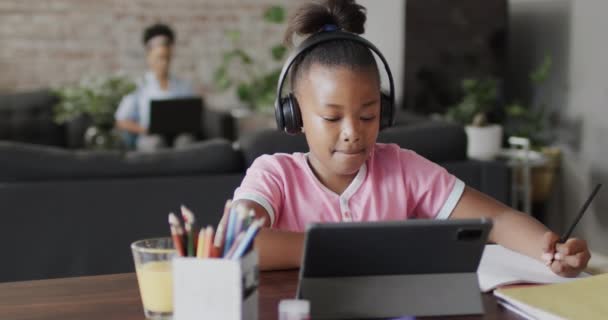 非裔美国女孩在网上用平板电脑授课 动作缓慢 生活方式 童年和家庭生活 — 图库视频影像