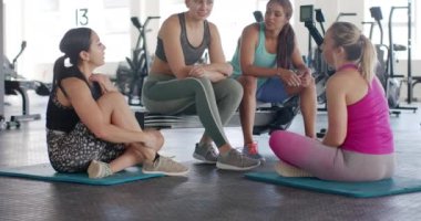 Değiştirilmemiş mutlu kadınlar grup çalışmasından sonra spor salonunda ağır çekimde konuşuyorlar. Sağlıklı yaşam tarzı, eğitim, motivasyon, arkadaşlık, fitness ve egzersiz.