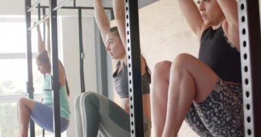 Beden eğitiminde değişmemiş kadın grupları ağır çekimde barlarda mekik çekiyorlar. Sağlıklı yaşam tarzı, çapraz eğitim, motivasyon, güç, fitness ve egzersiz.