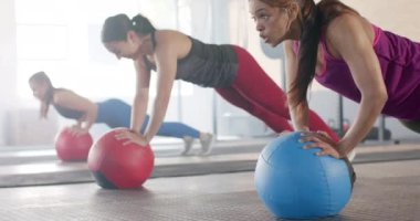Değişime uğramamış kadınlar fitness sınıfında şınav çekiyorlar, ağır çekimde. Sağlıklı yaşam tarzı, çapraz eğitim, motivasyon, güç, fitness ve egzersiz.