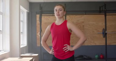 Beden eğitimine ara veren yorgun, değişmemiş beyaz kadın portresi. Ağır çekimde. Sağlıklı yaşam tarzı, çapraz eğitim, spor ve spor.