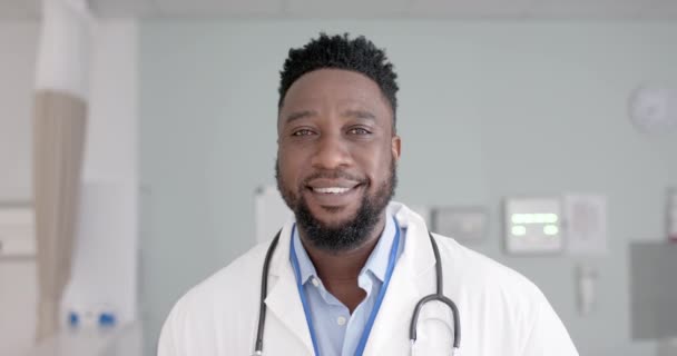 Oförändrat Porträtt Glad Afrikansk Amerikansk Manlig Läkare Med Stetoskop Tittar — Stockvideo