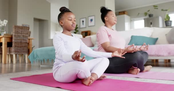 Felice Madre Figlia Afroamericana Inalterata Che Fanno Meditazione Yoga Casa — Video Stock