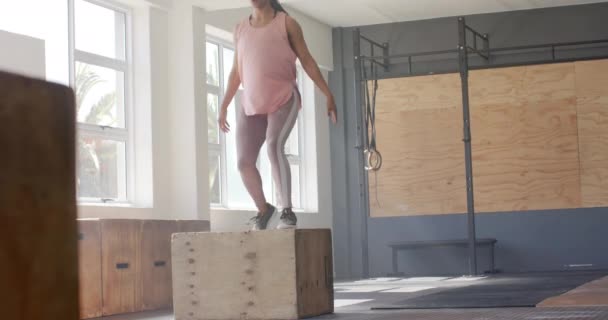 Soustředěná Nepozměněná Biraciální Žena Skákající Krabici Křížový Trénink Tělocvičně Zpomalený — Stock video
