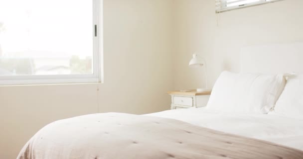 卧铺双人床 动作缓慢的卧房概况 室内设计和家庭生活 — 图库视频影像