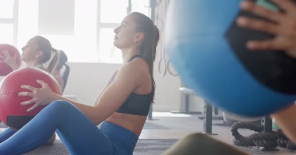 决心不变的多样化女子团体训练与医药球在健身房 慢动作 健康的生活方式 交叉训练 健身和锻炼 — 图库视频影像