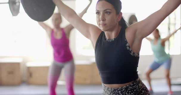 决定在运动缓慢的体操升降杠铃处进行未经改变的分娩妇女免费举重训练 健康的生活方式 体重训练 健身和锻炼 — 图库视频影像