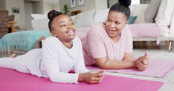 Boldog Változatlan Afro Amerikai Anyát Lányát Akik Jóga Szőnyegen Fekszenek — Stock videók