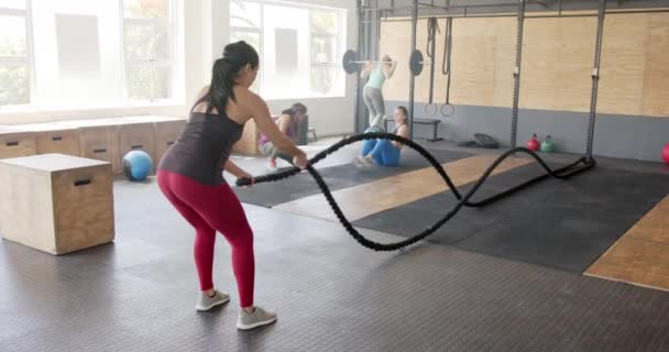 Focada Mulher Biracial Inalterada Exercitando Com Cordas Luta Ginásio Câmera — Vídeo de Stock
