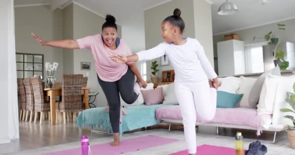 Değiştirilmemiş Afro Amerikan Anne Kızı Yavaş Çekimde Evde Yoga Esnetiyorlar — Stok video
