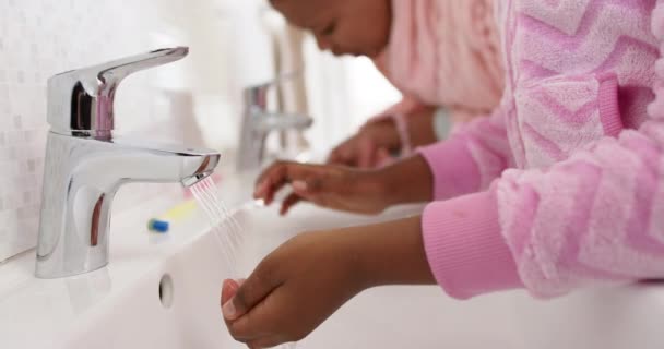 Mãe Filha Afro Americanas Inalteradas Escovando Dentes Banheiro Câmera Lenta — Vídeo de Stock