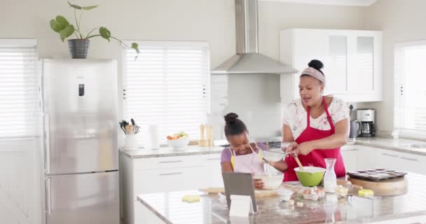Щасливої Незміненої Афроамериканської Матері Дочки Випікають Кухні Повільному Русі Копіюйте — стокове відео
