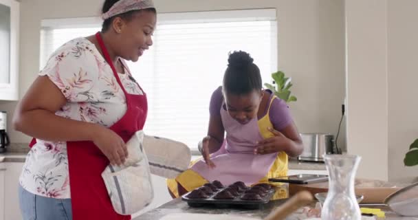 Boldog Változatlan Afro Amerikai Anyát Lányát Sütni Süteményekkel Sütőből Lassított — Stock videók