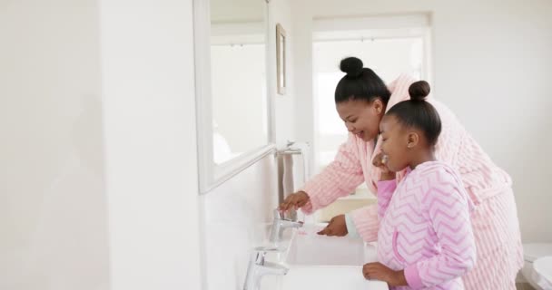 Glad Oförändrad Afrikansk Amerikansk Mor Och Dotter Borsta Tänderna Badrummet — Stockvideo