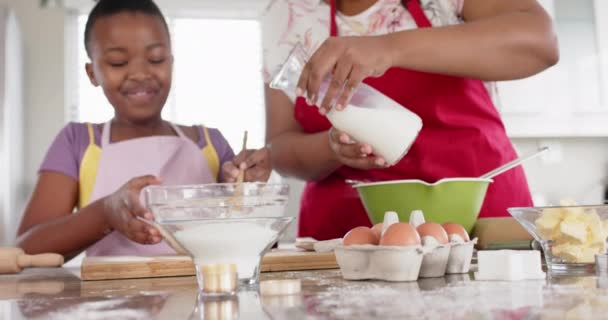 Happy Afrika Berubah Ibu Dan Putri Memanggang Dapur Dalam Gerakan — Stok Video
