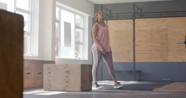 Trött Oföränderlig Biracial Kvinna Tar Paus Från Cross Träning Gym — Stockvideo