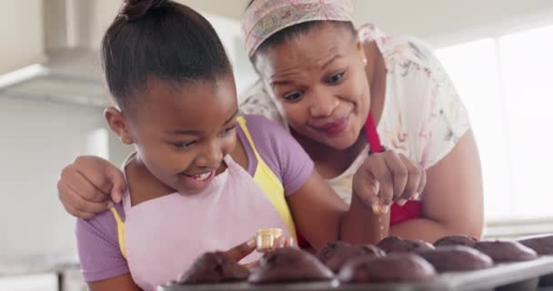 Boldog Változatlan Afro Amerikai Anya Lánya Sütés Dekorációs Sütemények Lassított — Stock videók