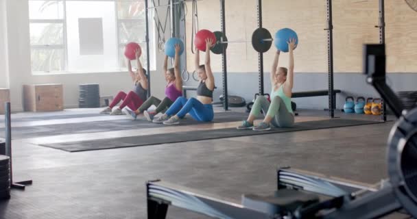 不变的多样化女子团体训练与医药球在健身房 慢动作 复制空间 健康的生活方式 交叉训练 健身和锻炼 — 图库视频影像