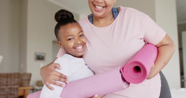 Portrait Unchanged Happy African American Mother Daughter Yoga Mats Hug — Stok Video